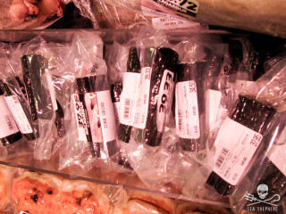 Gömbölyűfejű hosszúszárnyú delfinholttest-darabok kiporciózva, feröeri szupermarketben
